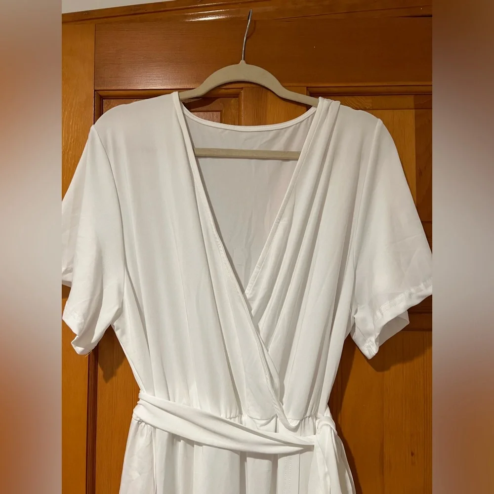 NWOT- White Short Sleeve- V-Neck Dress with tie waist belt and slit - Picture 4 of 6